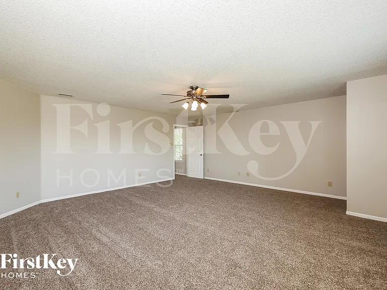 5757 N Plymouth Ct — Photo 11
