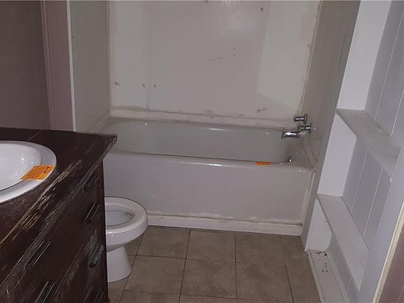 4th image of 85 Cedar St