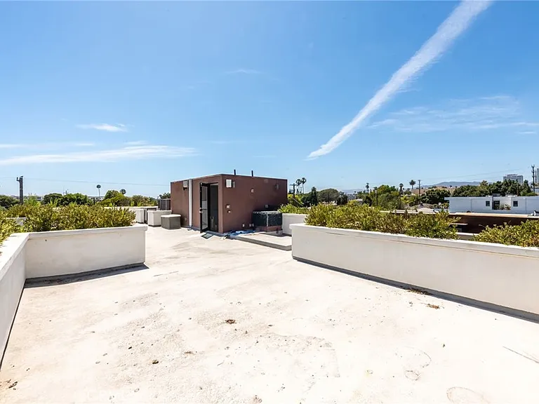 1643 S Carmelina Ave — Photo 36