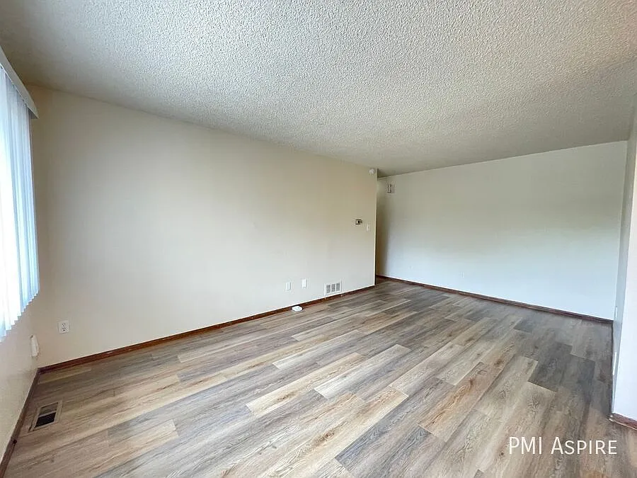 2 Bedroom 1 Bath Upstairs Apartment — Photo 3