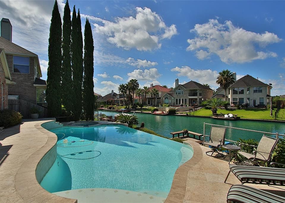 Resort living every day. This beautiful view can be yours today.This beautiful view won't last long.