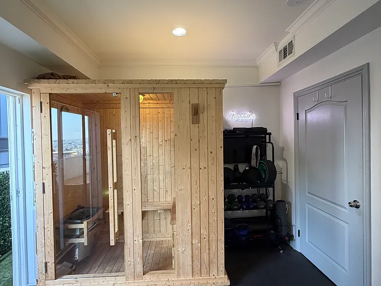 8455 De Longpre Ave — Photo 22