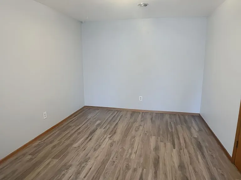 1026 E Front Ave — Photo 10