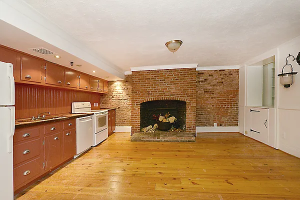 Rented by M.Woods & Associates | media 8