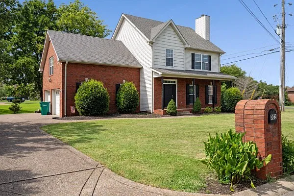 3 bed, 2328 sqft, $2,600 — Photo 3