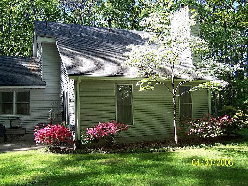 2nd image of 140 Benton Ct