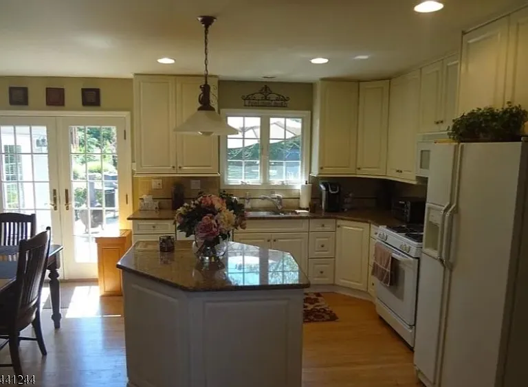 246 Fresh Ponds Rd — Photo 24