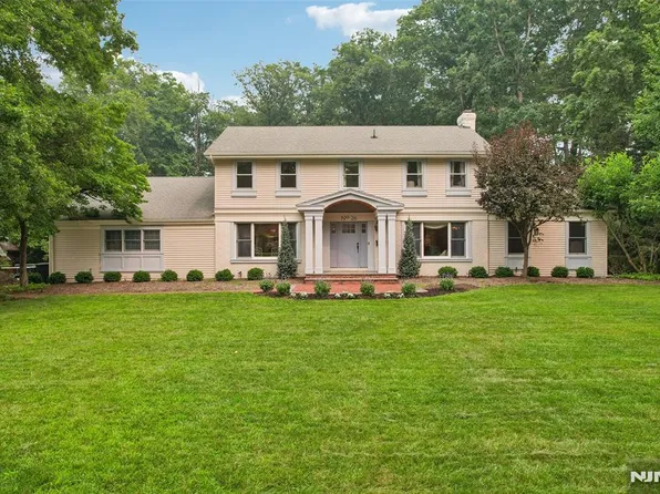 26 Bradrick Ln, Allendale, NJ 07401