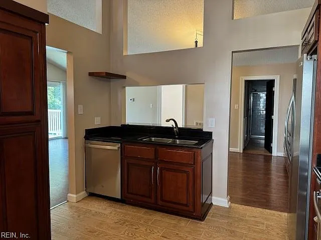 2123 Retreat Ct — Photo 10