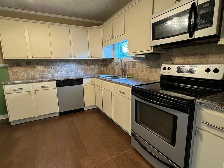 514 W Rusk St — Photo 4
