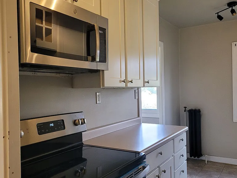 Pollyanna Apartments — Photo 26