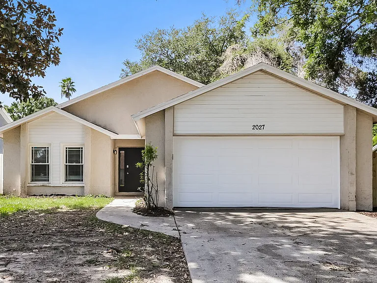2027 Helm Ln — Photo 1