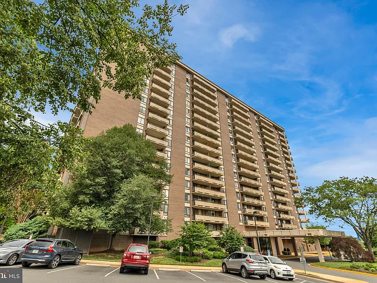 1800 Old Meadow Rd #1014 — Photo 2