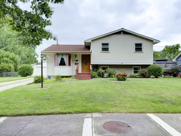 3327 Collegiate Ct, Fort Wayne, IN 46805