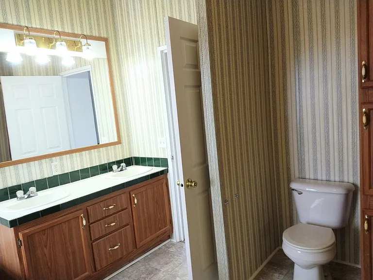 239 Castlebury Ln — Photo 11