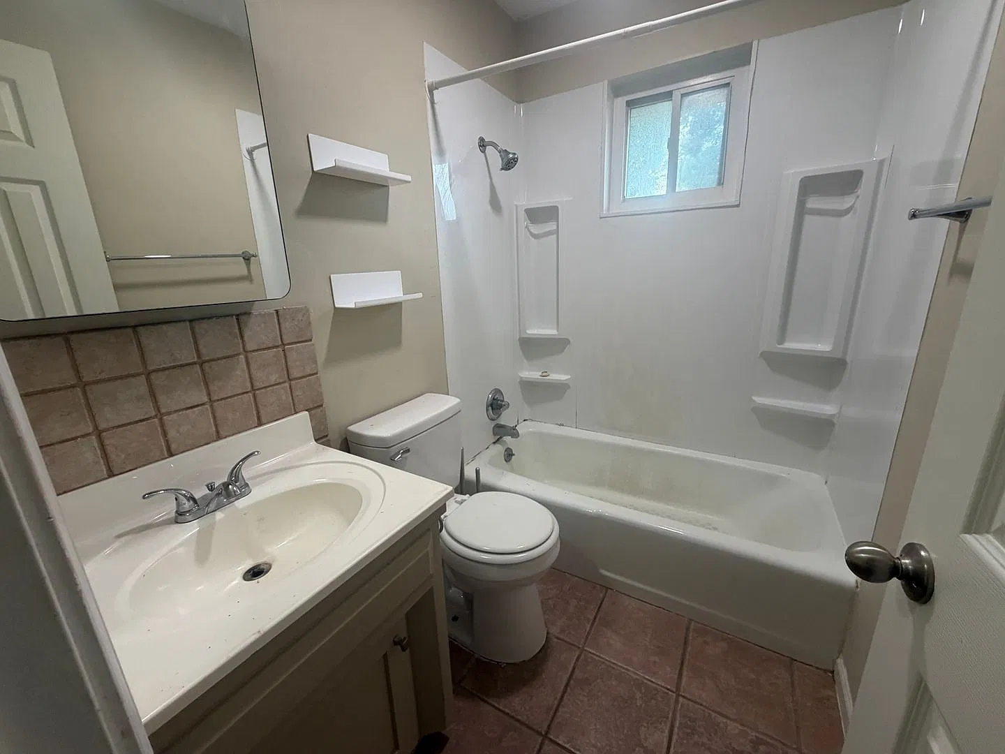 3BR/1BA/1 car garage - duplex unit — Photo 4