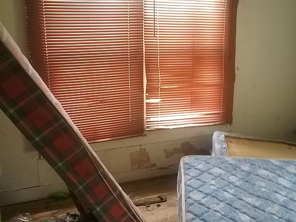 5th image of 106 Anita St