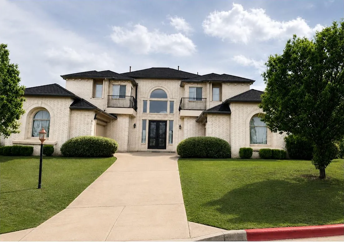 5 bed, 4.5 bath, 5069 sqft, $6,300 — Photo 1