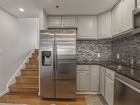 4th image of 4 Duck Pond Rd APT 225