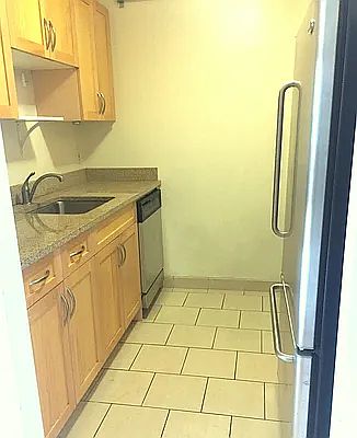 3rd image of 250 E 30th St APT 4C