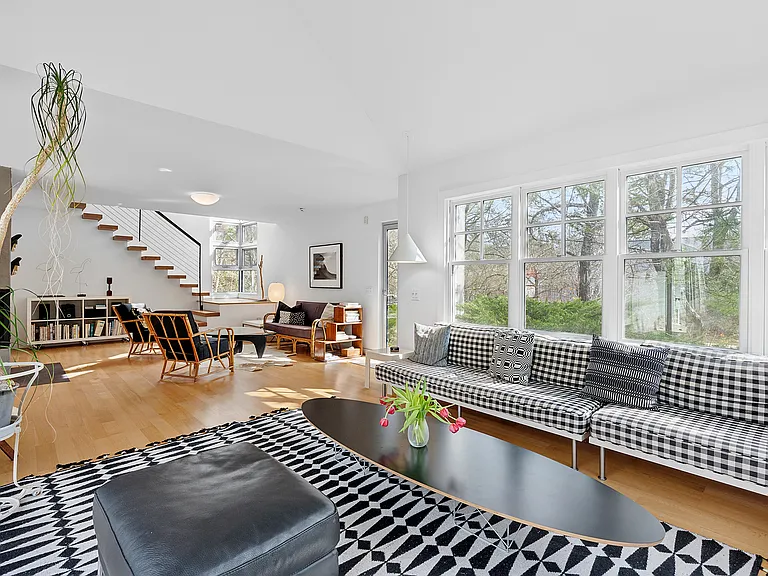 54 Gardiner Dr — Photo 1