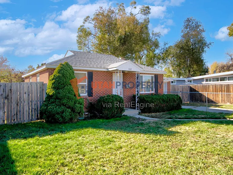 860 E Vics Rd — Photo 3