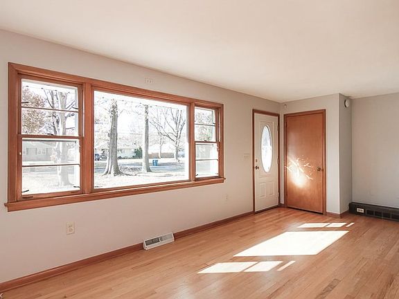 4th image of 10047 Rosemere St