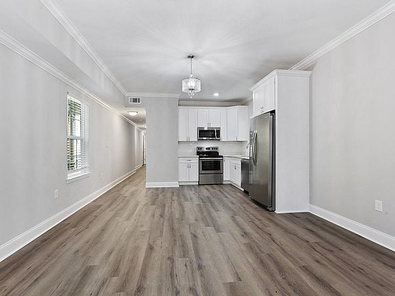 3rd image of 2619 Banks St
