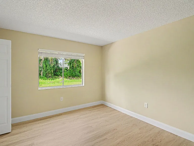 2290-2296 Fox Hollow Dr — Photo 8