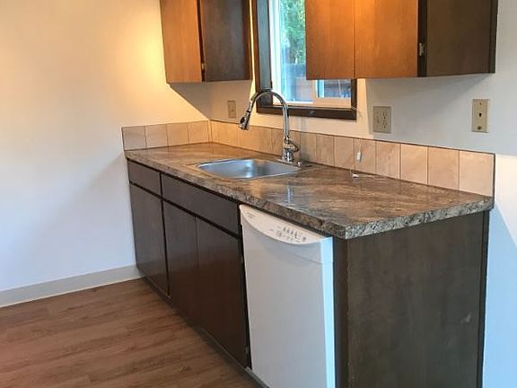 2nd image of 125 NE 28th Ave