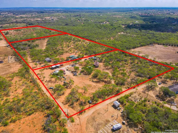 608 Country Breeze, Floresville, TX 78114