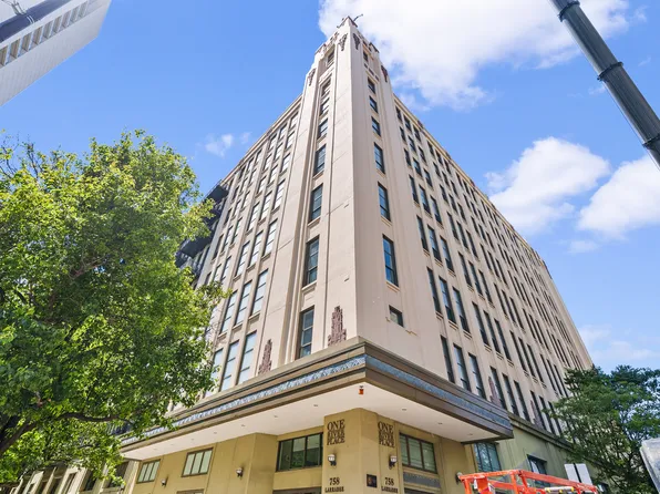 758 N Larrabee St APT 305, Chicago, IL 60654