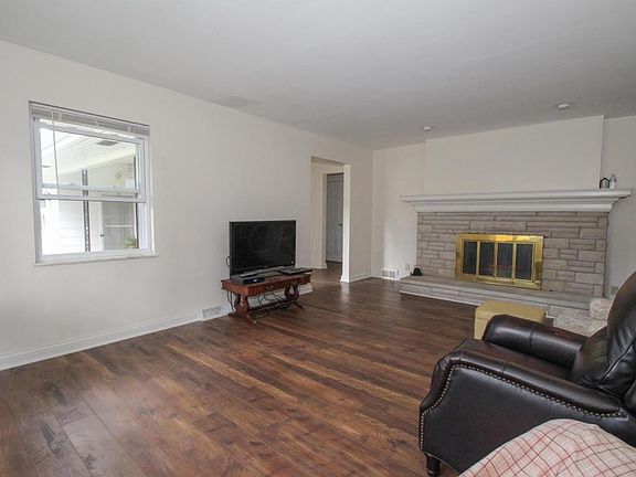 4th image of 182 Seymour Ave