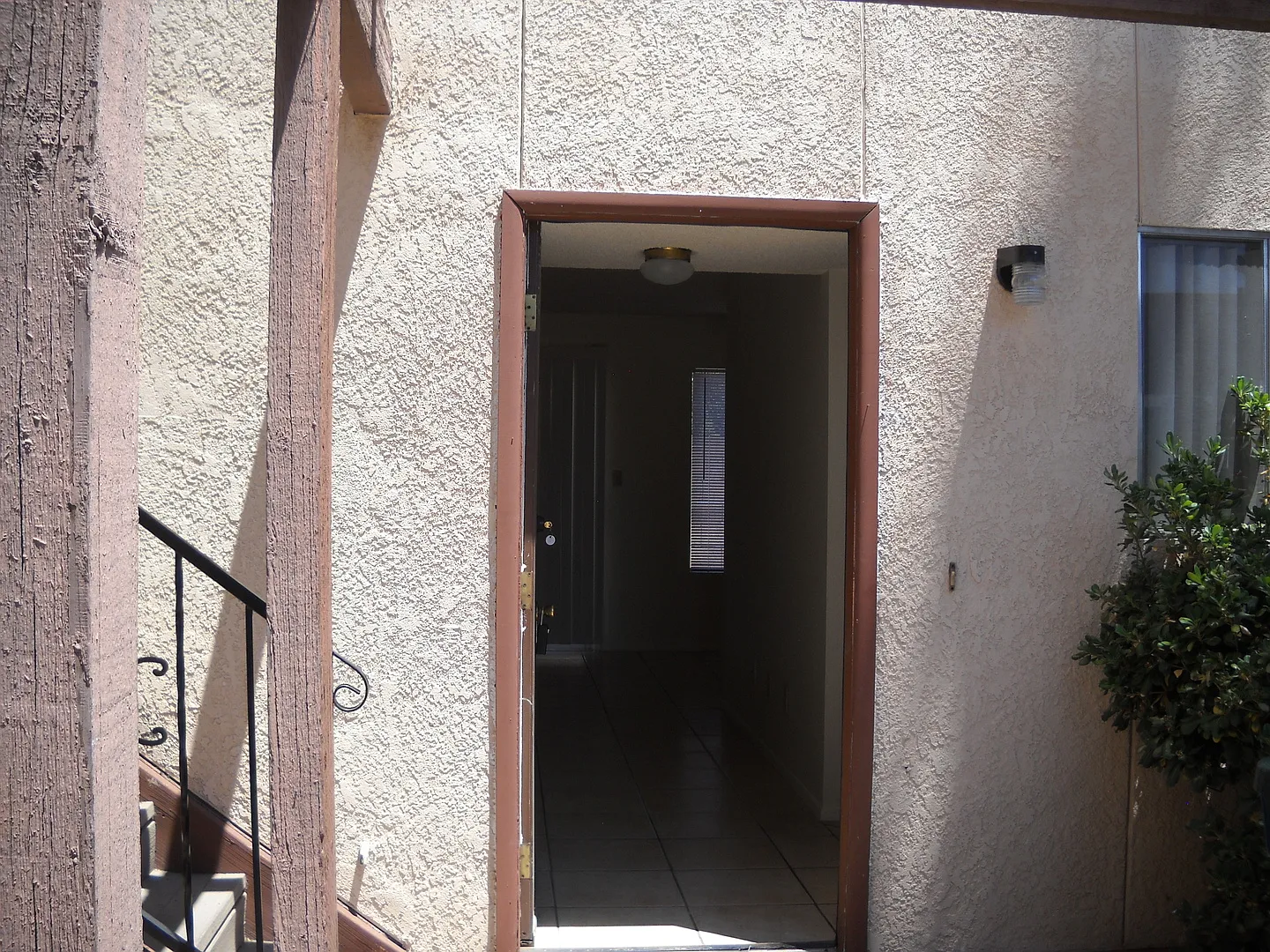 Cute unit in four plex — Photo 2