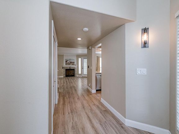 5th image of 923 E Foxhill Dr