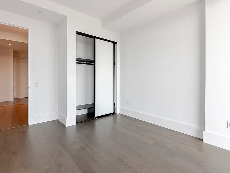215 Lonsdale Rd — Photo 36