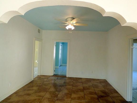 5th image of 1009 W Columbus Dr