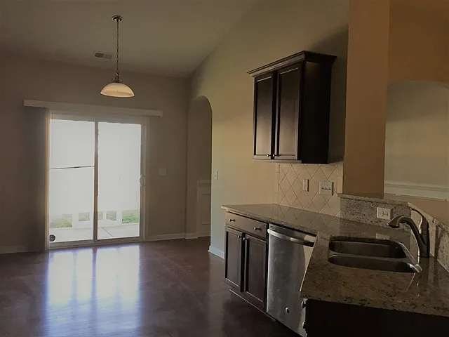 4 bed, 3.0 bath, 2154 sqft, $2,420 — Photo 3