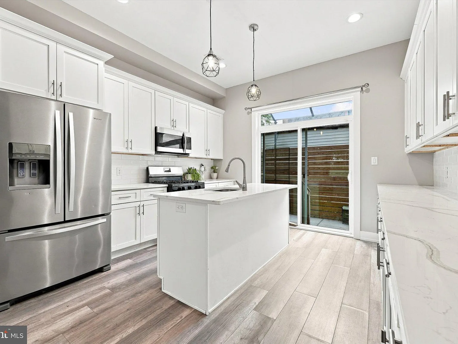 4 bed, 3.5 bath, 1906 sqft, $2,400 — Photo 1