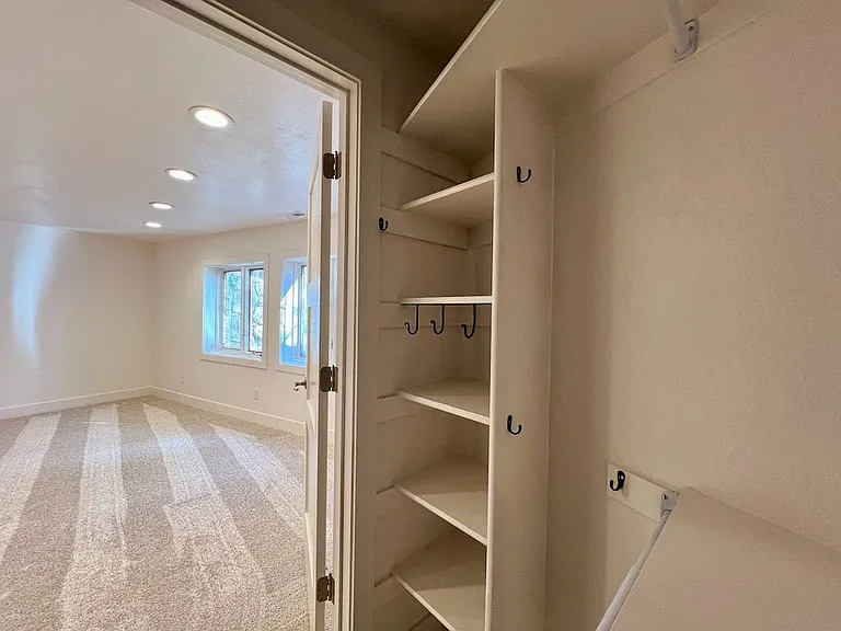 425 Lakeview Way — Photo 17