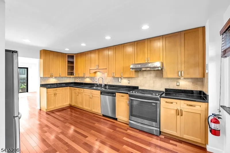 3 bed, 2.5 bath, $3,800 — Photo 3