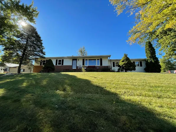 3334 Hilltop Dr, Clinton, IL 61727