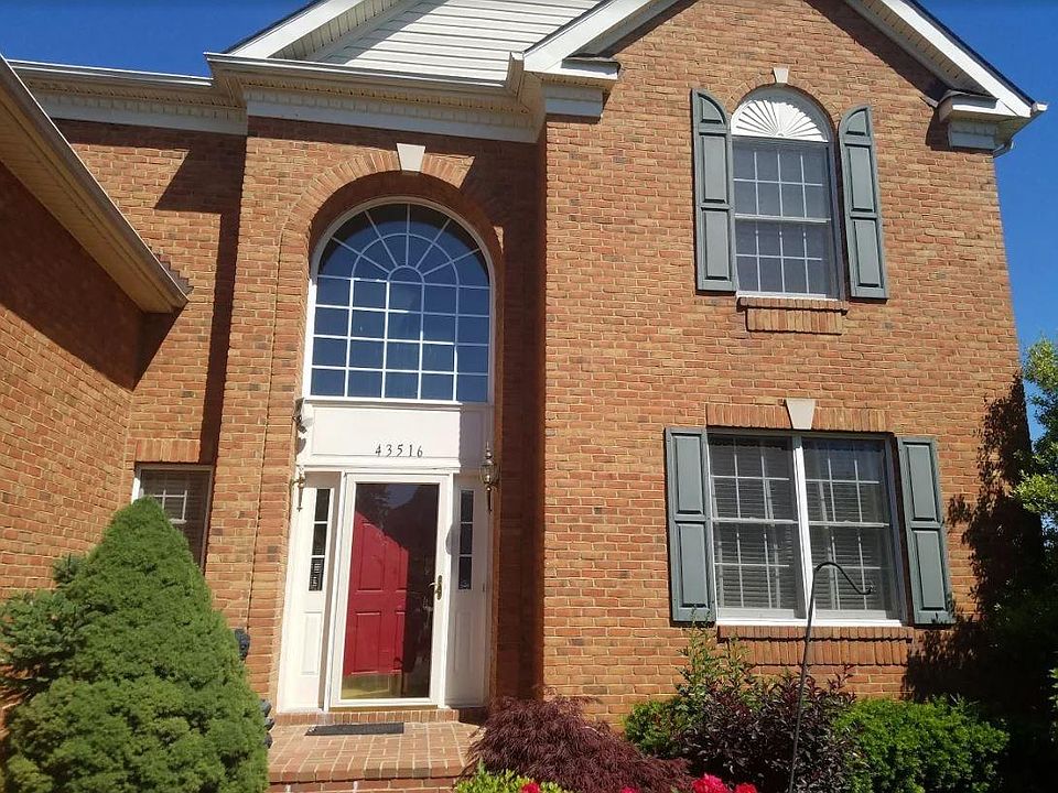 2nd image of 43516 Lucketts Bridge Cir
