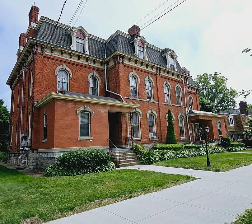527-529 W 6th St