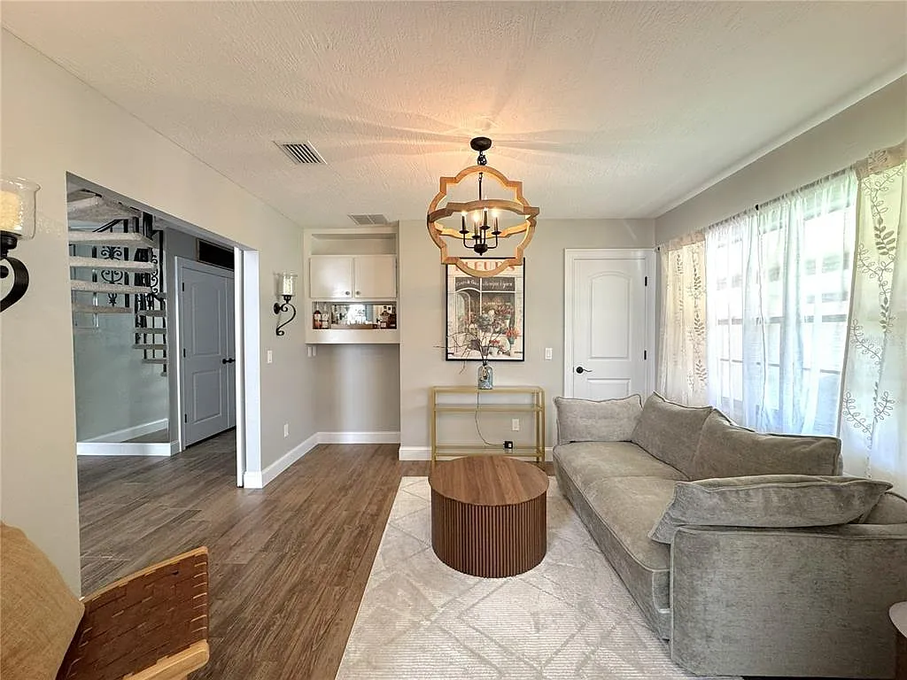 3 bed, 2.0 bath, 1704 sqft, $4,500 — Photo 4