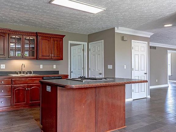 4th image of 401 Hanks Ln