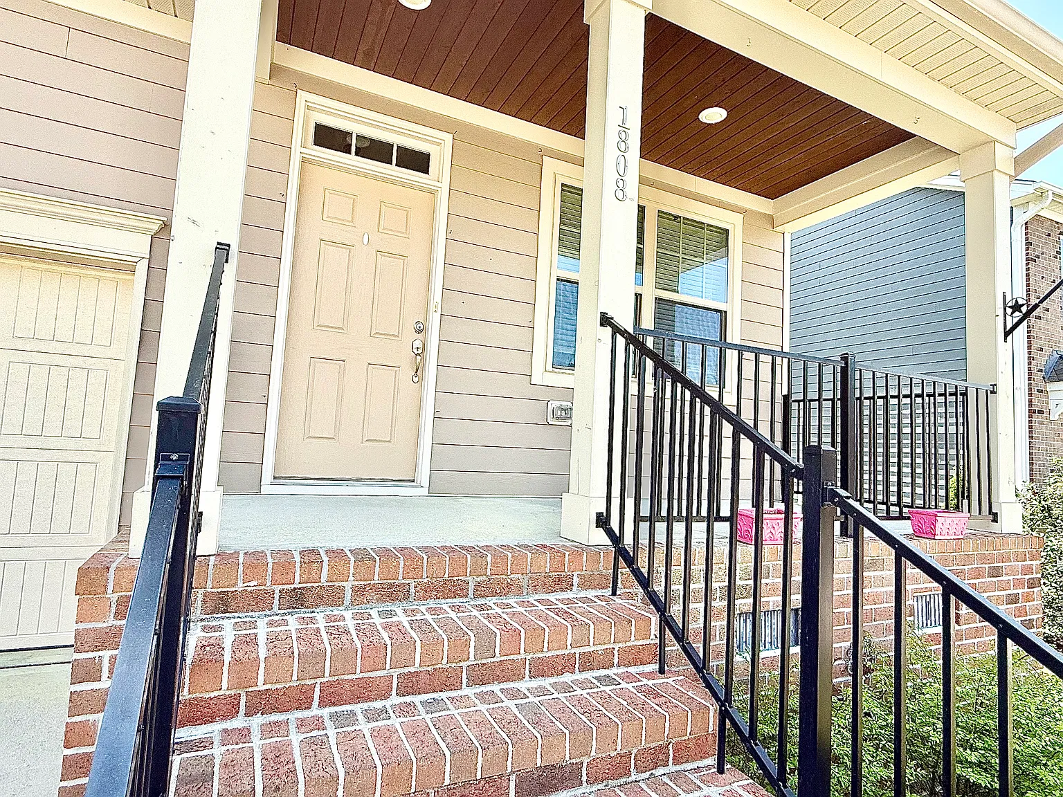 4 bed, 2.5 bath, 2363 sqft, $2,500 — Photo 4