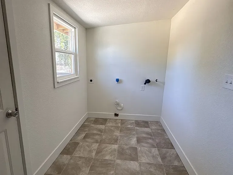 151 N Villa Ave — Photo 12