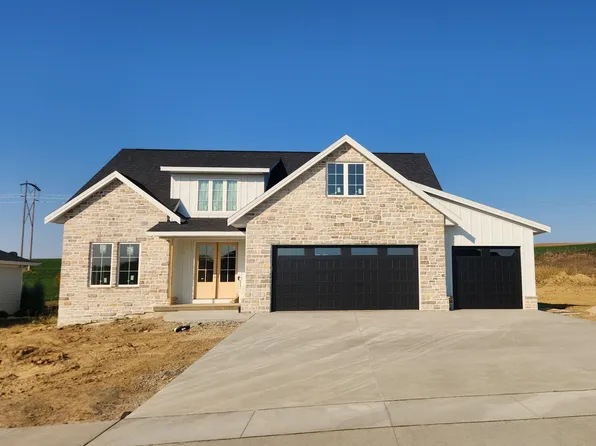 2134 Creek Wood Dr, Dubuque, IA 52003