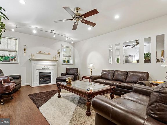 3rd image of 6919 Governors Grant Ln